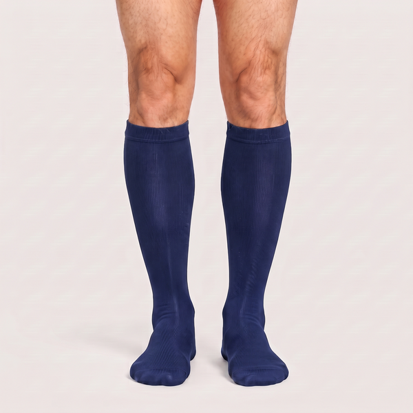 Calcetines de compresión de bambú KIMA para hombre en azul marino, de frente