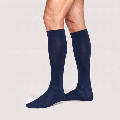 Calcetines de compresión de bambú KIMA para hombre en azul marino, de perfil