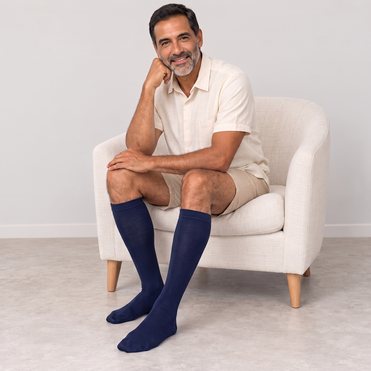 Calcetines de compresión de bambú KIMA para hombre en azul marino, hombre sentado