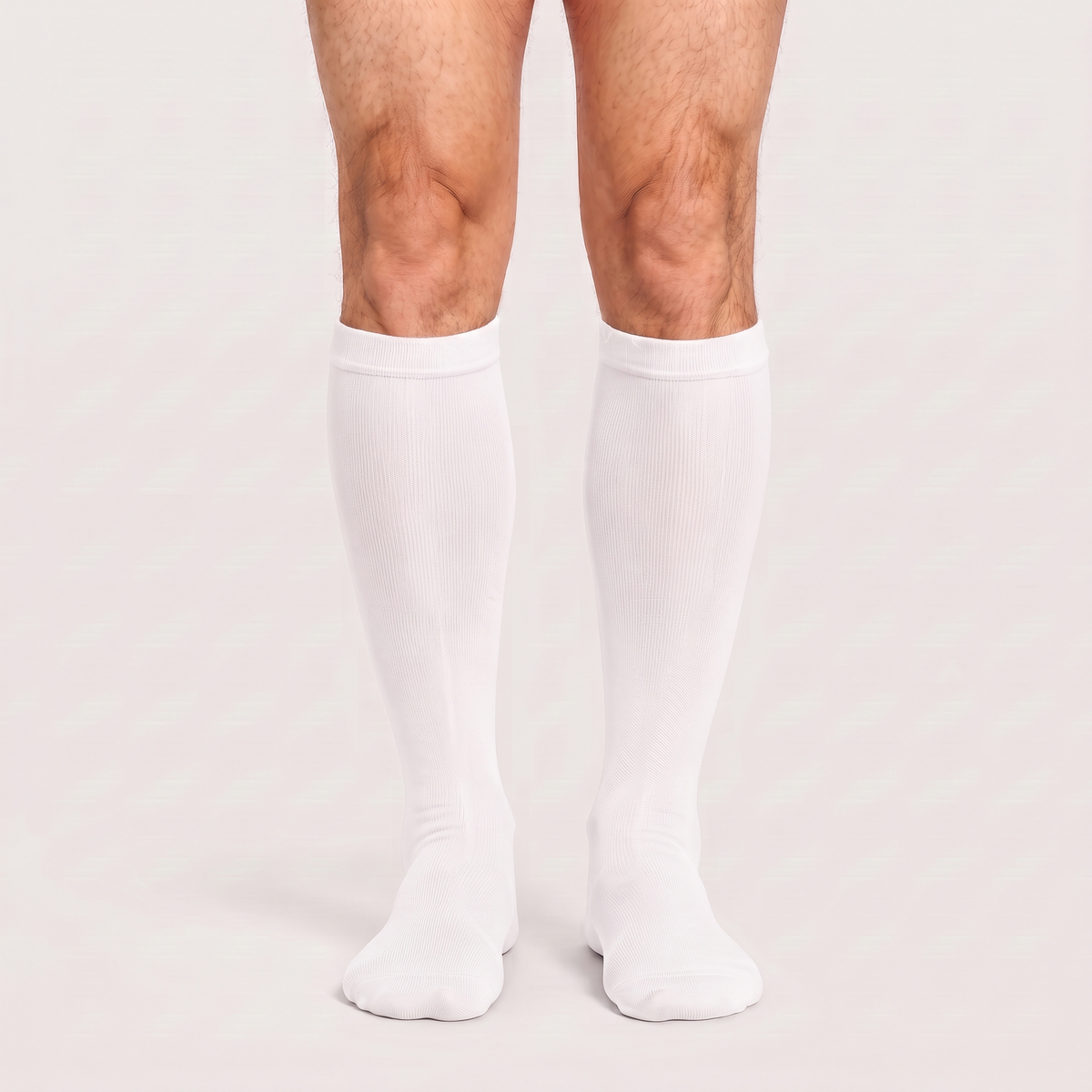 Calcetines de compresión de bambú KIMA para hombre en blanco, de frente