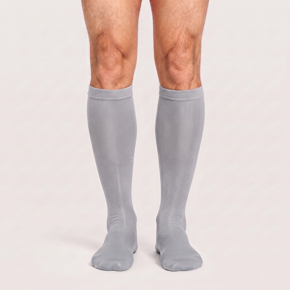Calcetines de compresión de bambú KIMA para hombre en gris claro, de frente