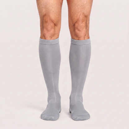 Calcetines de compresión de bambú KIMA para hombre en gris claro, de frente