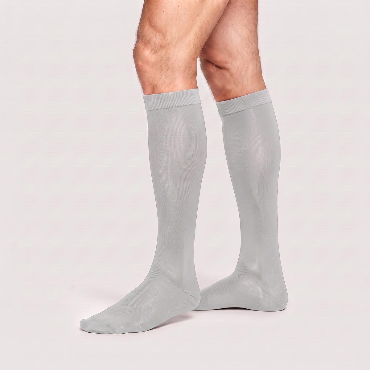 Calcetines de compresión de bambú KIMA para hombre en gris claro, de perfil