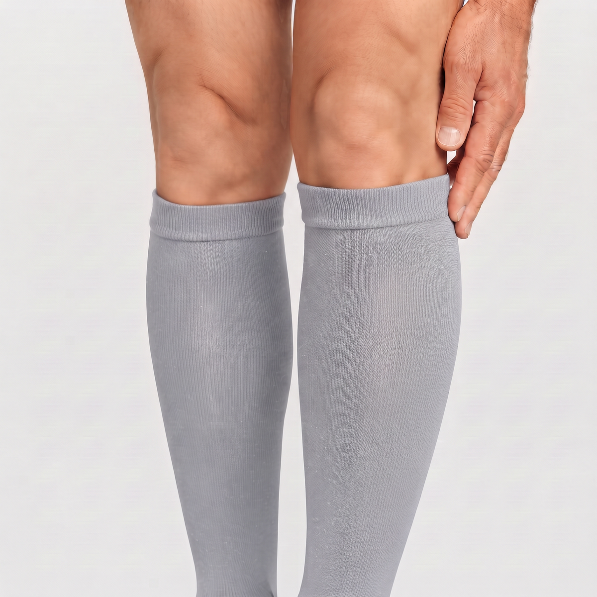 Calcetines de compresión de bambú KIMA para hombre en gris claro, detalle del puño
