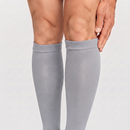 Calcetines de compresión de bambú KIMA para hombre en gris claro, detalle del puño