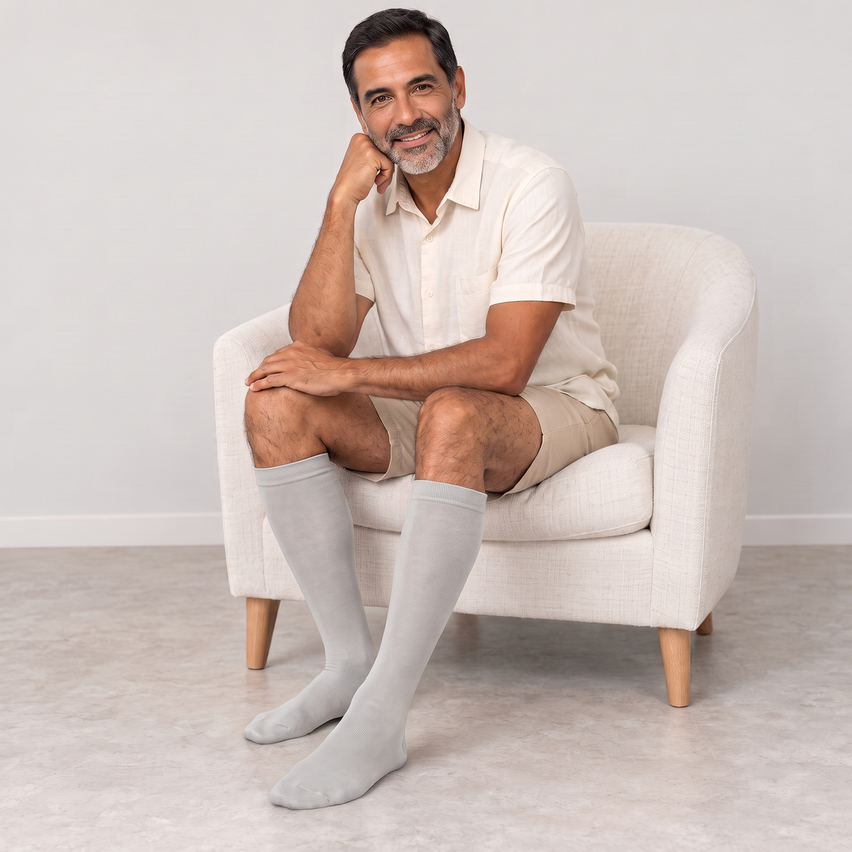 Calcetines de compresión de bambú KIMA para hombre en gris claro, hombre sentado