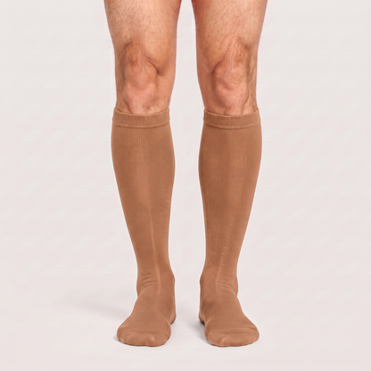 Calcetines de compresión de bambú KIMA para hombre en marrón claro, de frente