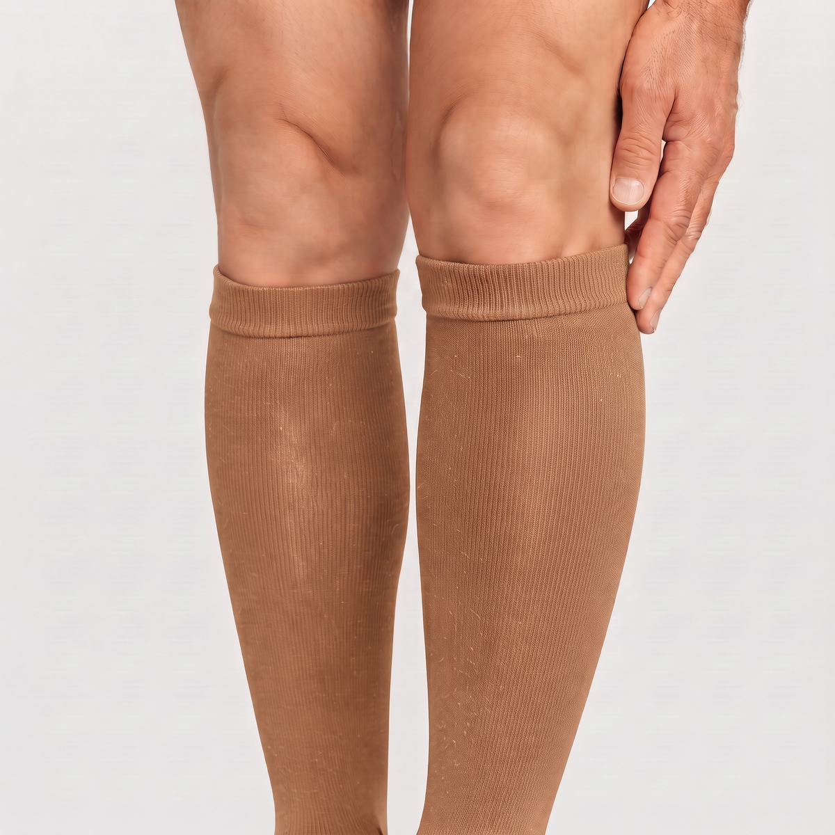 Calcetines de compresión de bambú KIMA para hombre en marrón claro, detalle del puño