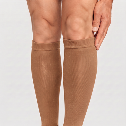 Calcetines de compresión de bambú KIMA para hombre en marrón claro, detalle del puño