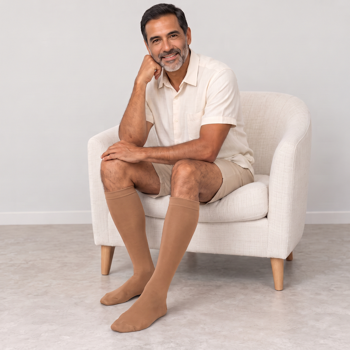 Calcetines de compresión de bambú KIMA para hombre en marrón claro, hombre sentado