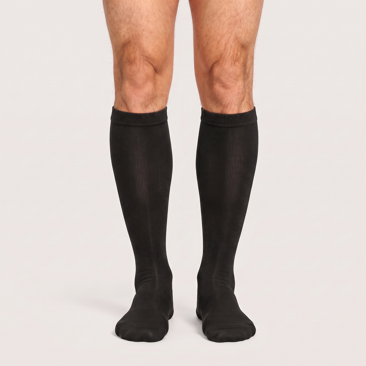 Calcetines de compresión de bambú KIMA para hombre en negro, de frente