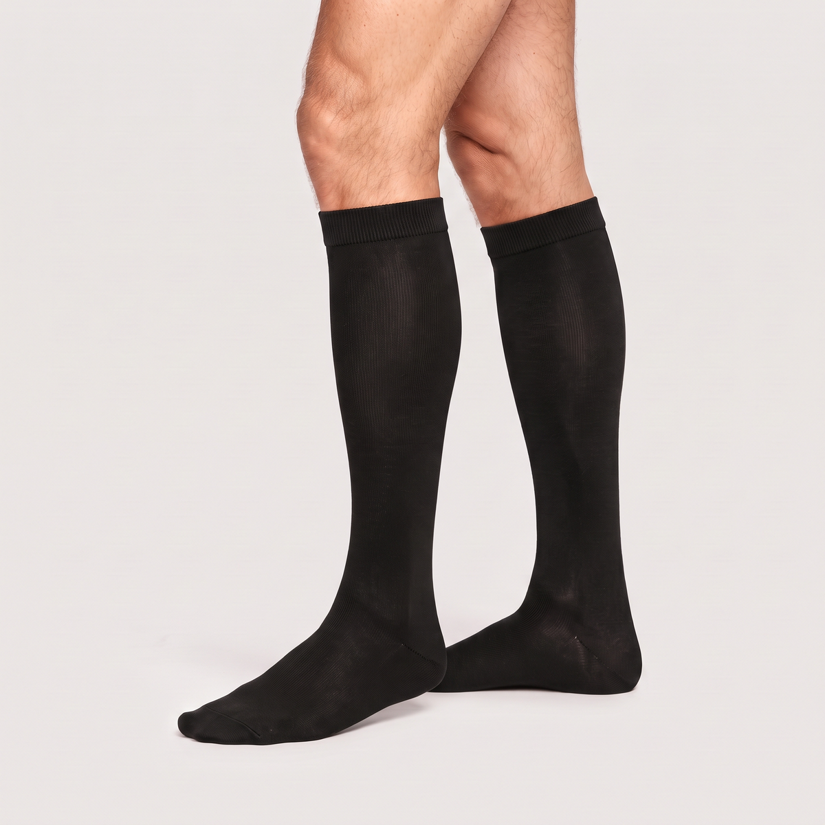 Calcetines de compresión de bambú KIMA para hombre en negro, de perfil