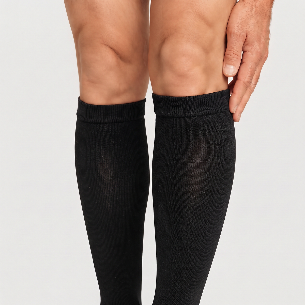 Calcetines de compresión de bambú KIMA para hombre en negro, detalle del puño