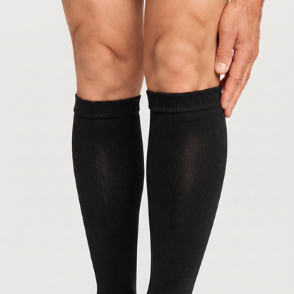 Calcetines de compresión de bambú KIMA para hombre en negro, detalle del puño