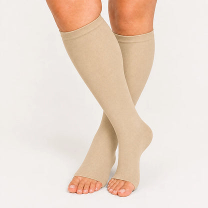 Detalle de calcetines sin punta KIMA beige suave