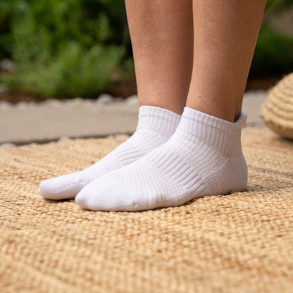 Calcetines tobilleros KIMA blancos al caminar