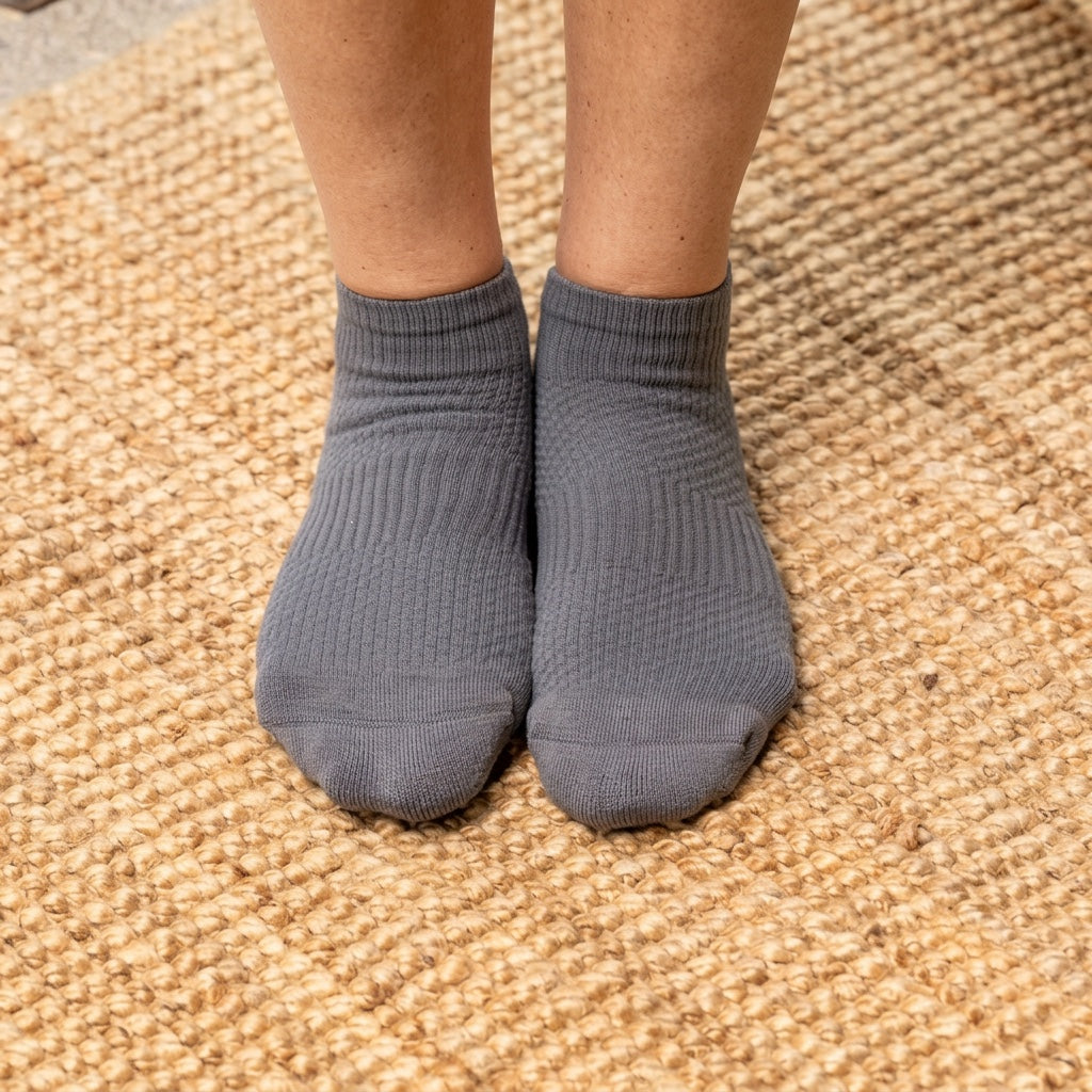 Calcetines tobilleros KIMA grises puestos
