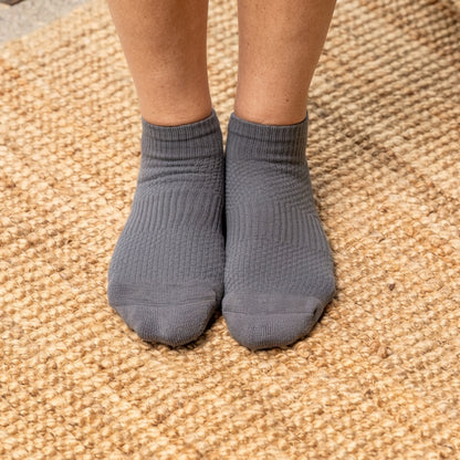 Calcetines tobilleros KIMA grises puestos