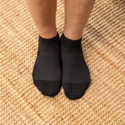 Calcetines tobilleros KIMA negros puestos