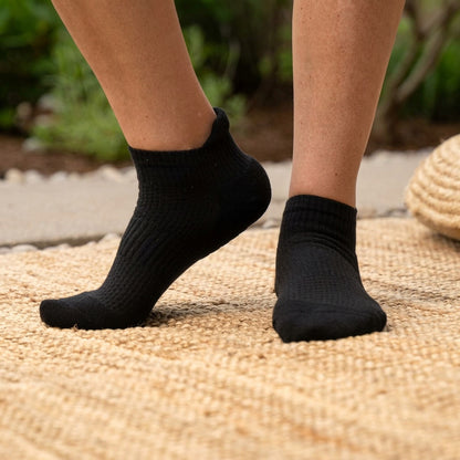 Calcetines tobilleros KIMA negros al caminar